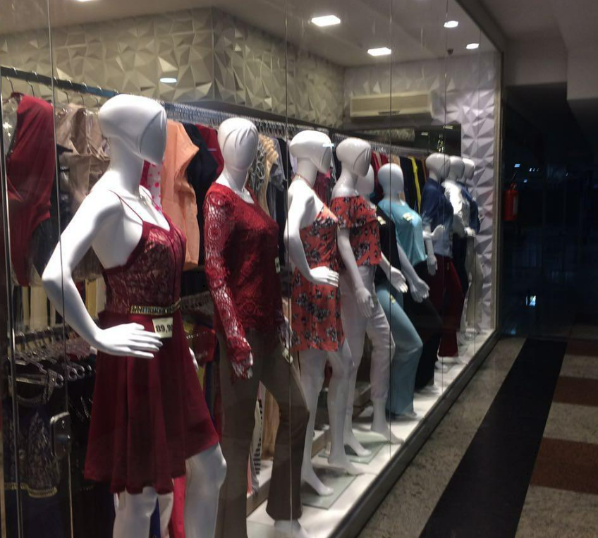 Manequins femininos em vitrine de moda